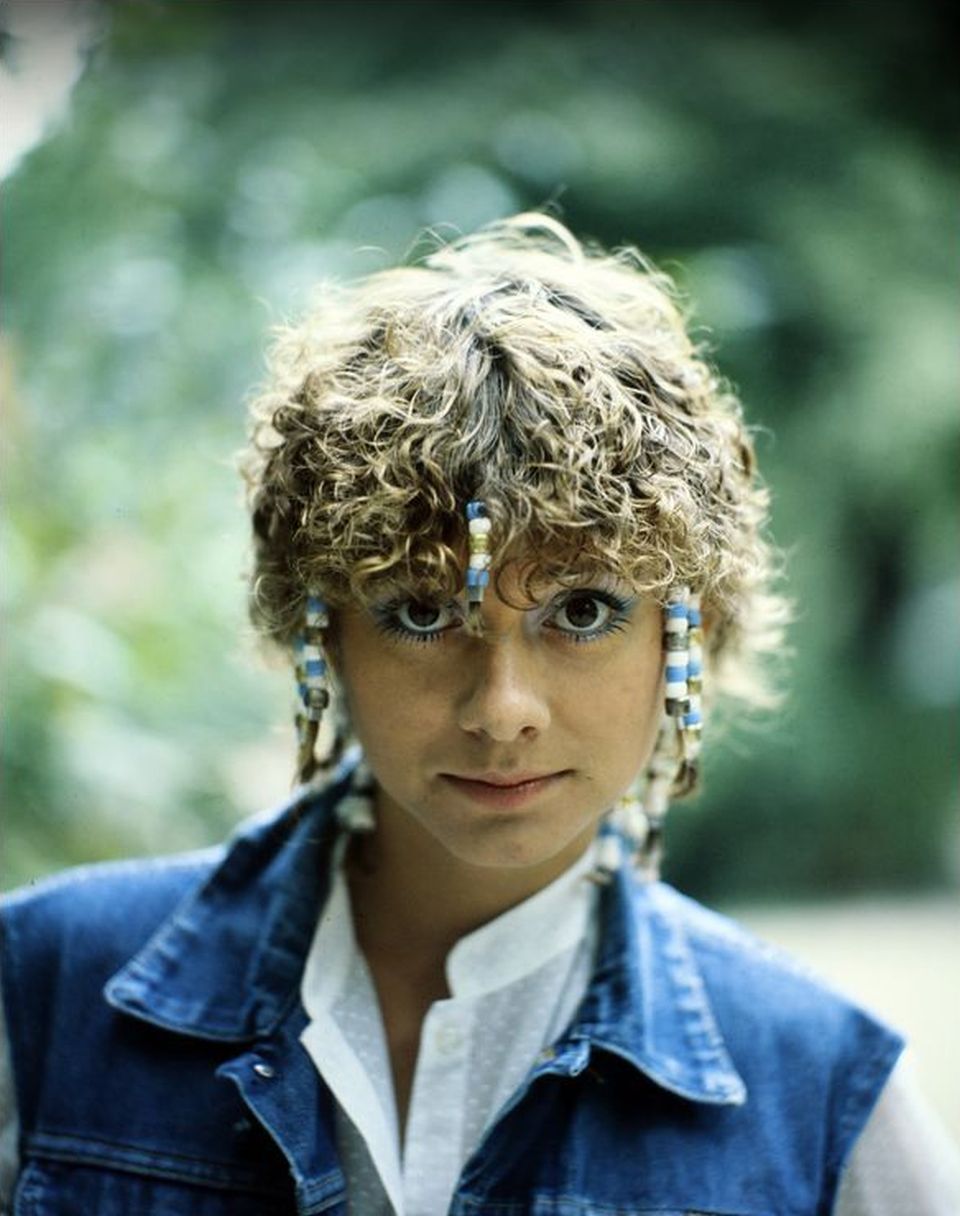 Katona Klári (1953-) nem sokkal harmadik albuma, a Titkaim megjelenése után, amiért a szakma 1982-ben az év énekesnőjének választotta