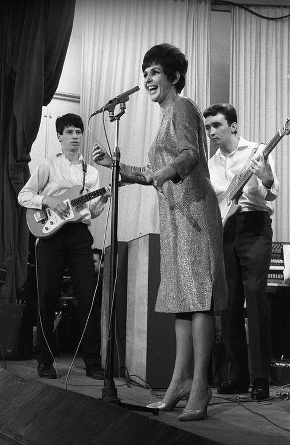 Az Illés-együttes Psota Irén (1929-2016) színművészt kíséri 1964-ben a Bercsényi Klubban, a színésznő mögött Bródy János és Halász Gyula