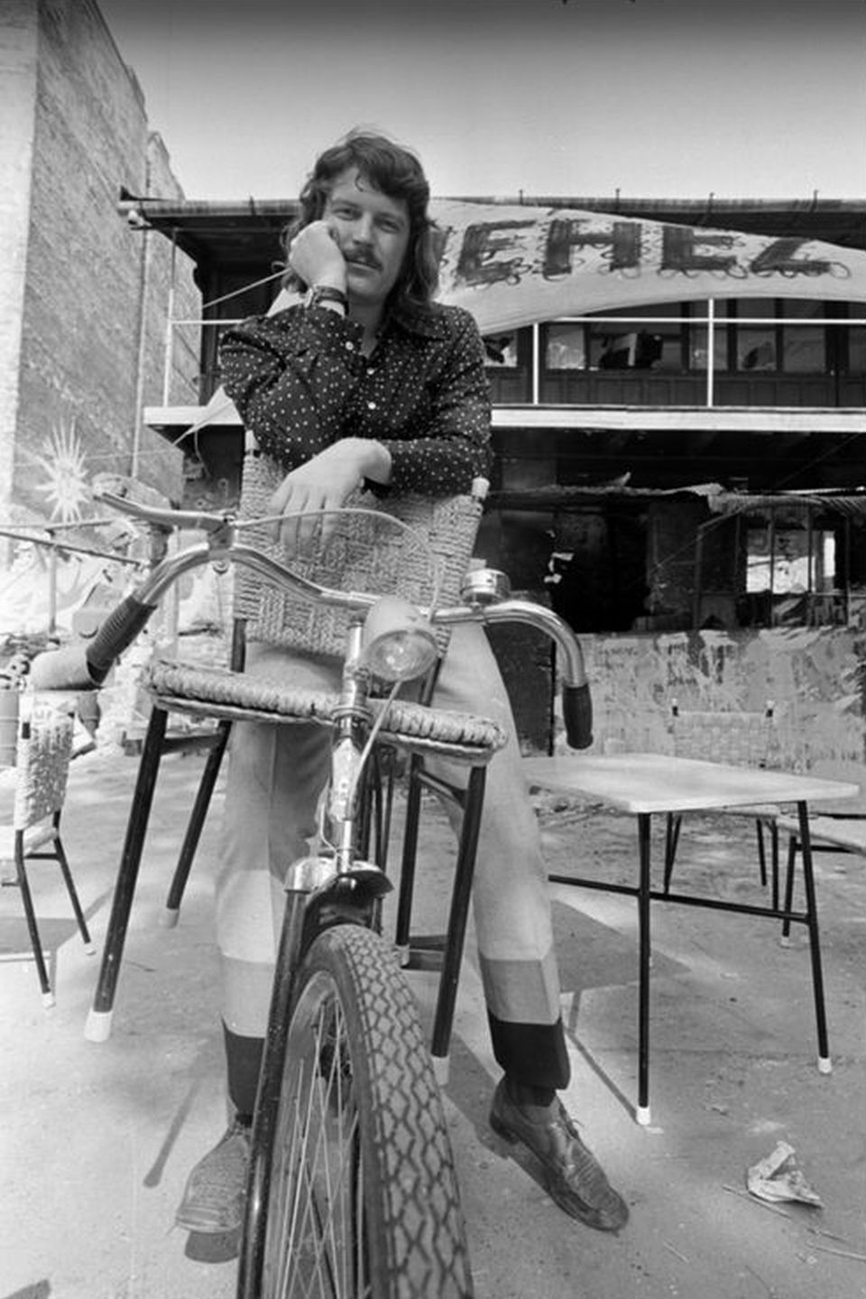 Pásztory Zoltán, az Illés-együttes dobosa egy kerékpáron az 1972-es Add a kezed (Illés show) forgatásán