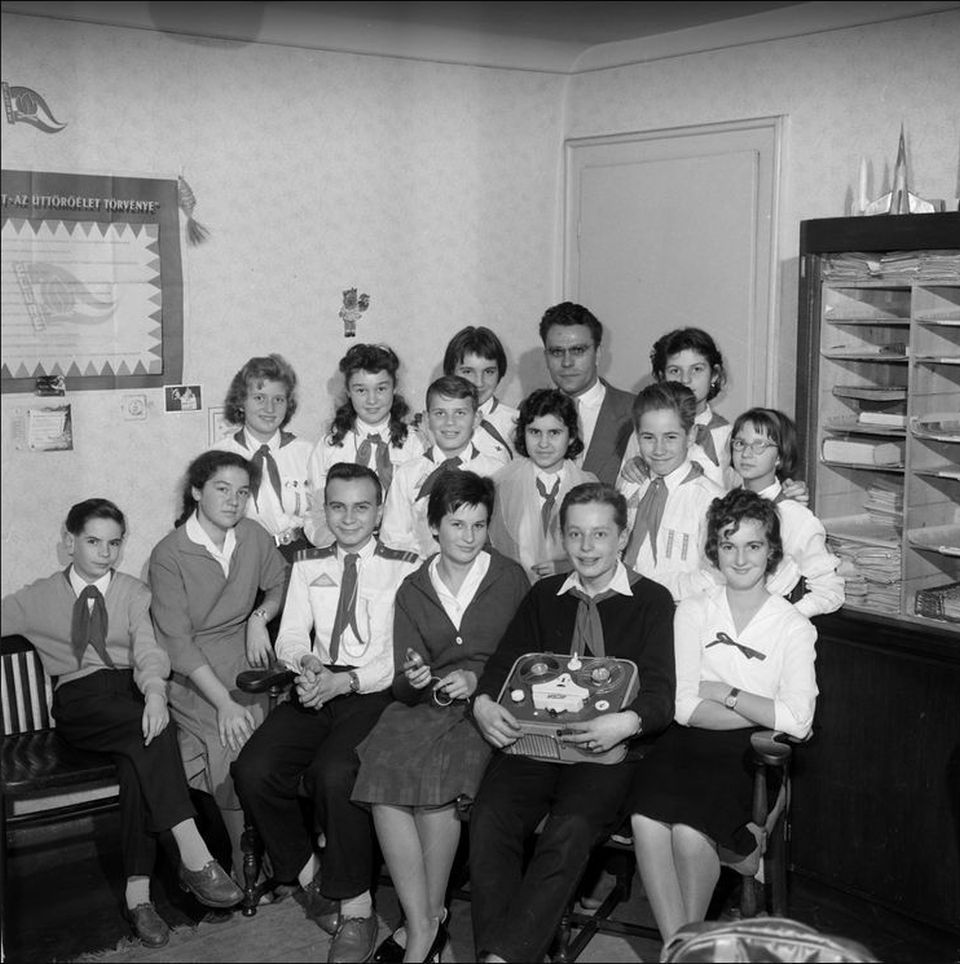 A Magyar Rádió riporter őrse 1959-ben. A képen az egyetlen felnőtt Vajek Róbert, Gergely Róbert énekes-színész édesapja. Az előtte lévő sorban, tőle jobbra Dévényi Tibor műsorvezető. Az első sor közepén pedig az akkor 13 éves Koncz Zsuzsa.