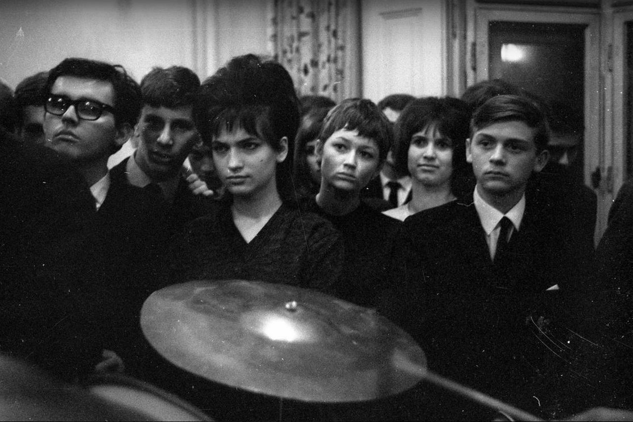 Közönség 1964-ben. A fiúk szigorúan öltönyben és nyakkendőben, a lányok a kor frizuradivatját felvonultatva.