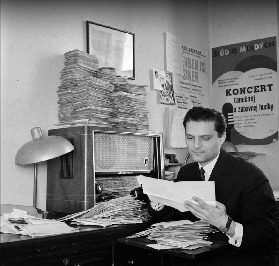 Komjáthy György (1932-) a Magyar Rádió Vasárnapi koktél és Csak fiataloknak című legendás műsorainak zenei szerkesztője hallgatói levelekkel az irodájában 1968-ban.