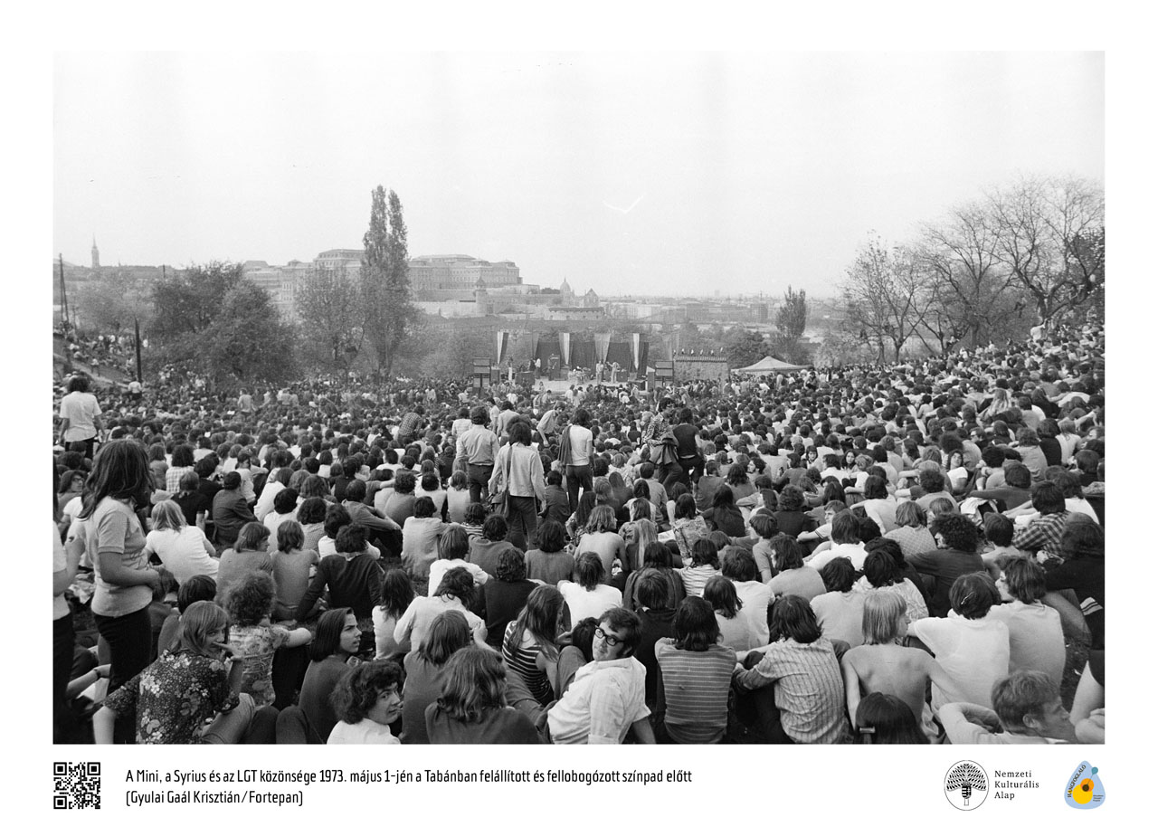 A Mini, a Syrius és az LGT közönsége 1973. május 1-jén a Tabánban felállított és fellbogózott színpad előtt