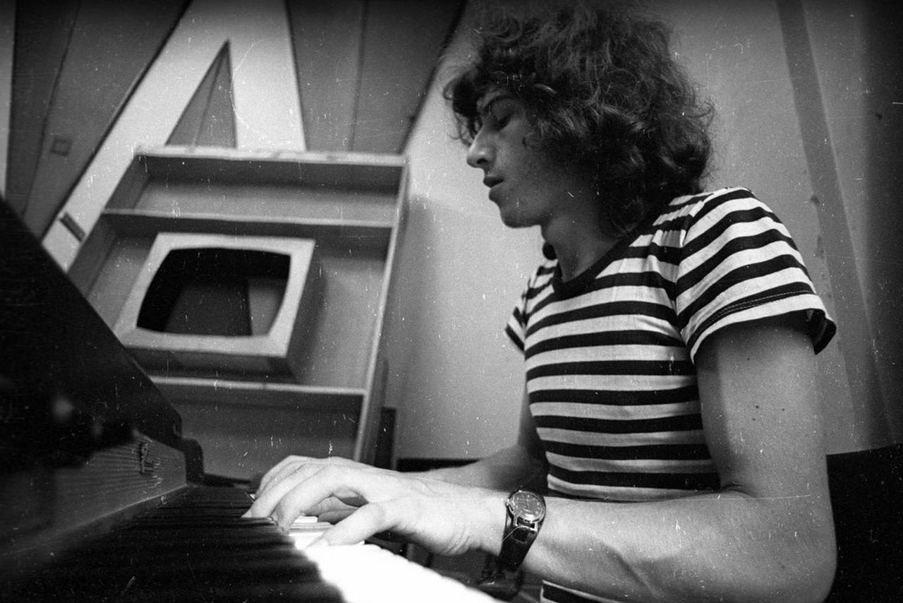 Másik János (1952-) zeneszerző, zenész énekes 1973-ban a Magyar Rádió stúdiójában