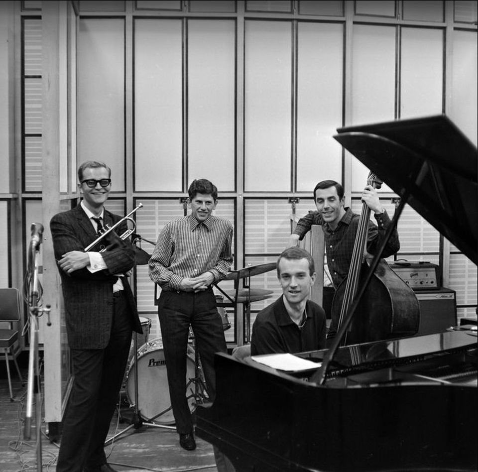 Tomsits Rudolf (1946-2003) trombitás, Jávori Vilmos (1945-2007) dobos, Vukán György (1941-2013) zongorista, zeneszerző és Berkes Balázs (1937-) nagybőgős 1963-ban a Magyar Rádióban