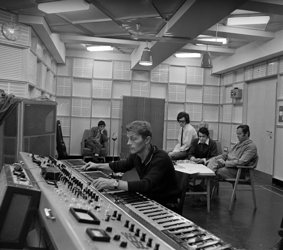 A Magyar Rádió 8-as stúdiójának technikai helyisége 1970-ben. Az asztal jobb szélén Körmendi Vilmos (1931-2016) a Zenei Főosztály vezetője, mellette Malek Miklós és Sólymos Antal az Express együttesből.