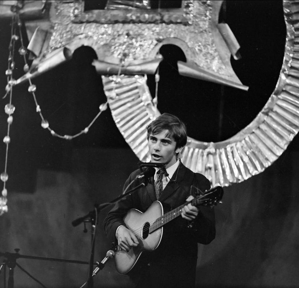 Dinnyés József (1948-2021) daltulajdonos (Bon Dinnyés) a KISZ által 1967-ben rendezett Pol-beat fesztivál döntőjén.